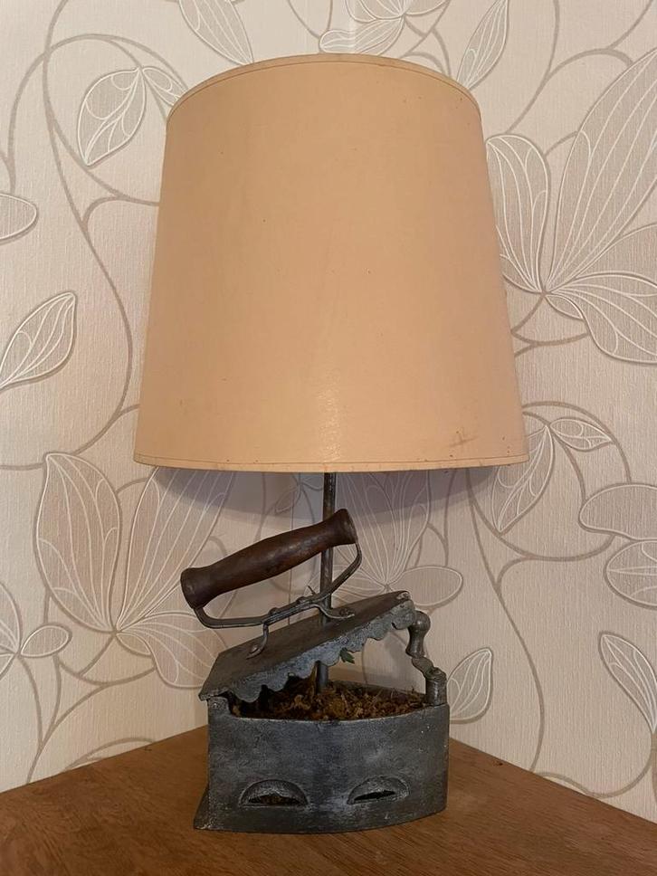 Lampe vintage unique – base en fer à repasser ancien, Huis en Inrichting, Lampen | Tafellampen, Gebruikt, Ophalen
