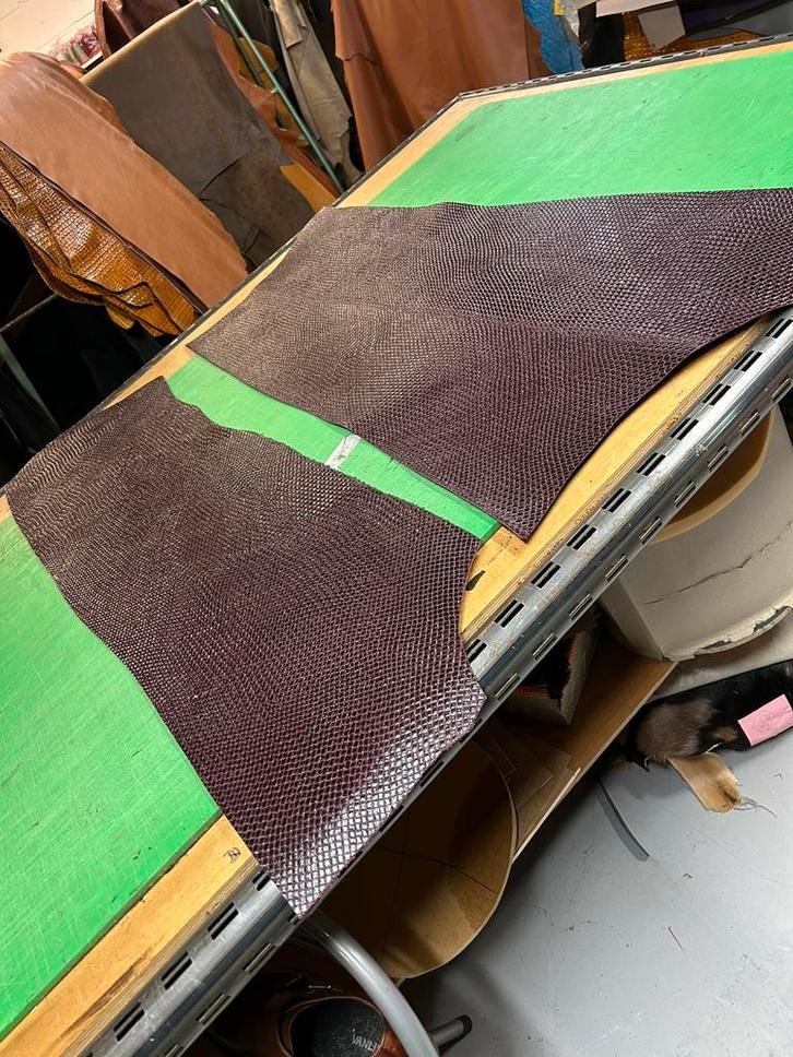 2 Bordeaux kleur tuigleer 2 mm dikte half soepel met print, Hobby en Vrije tijd, Stoffen en Lappen, Zo goed als nieuw, Ophalen of Verzenden