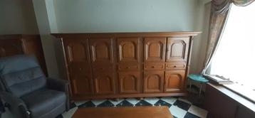 eetkamer met dressoir en barkast, tafel met 6 stoelen beschikbaar voor biedingen