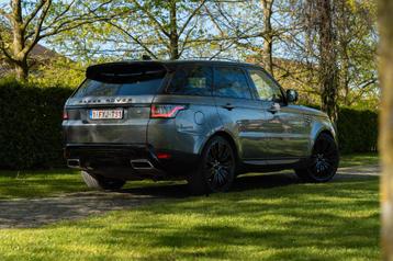 LE RANGE ROVER SPORT 3,0 L EST UNE VOITURE COMPACTE DANS UNE