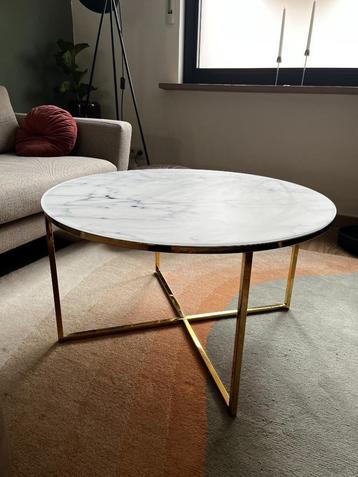 Ronde salontafel met glazen tafelblad in marmerlook beschikbaar voor biedingen