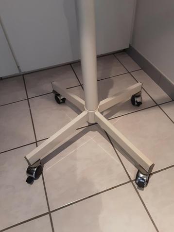 Kledingrek rond  Chrome  op wieltjes ! STEVIGE  STAAT   beschikbaar voor biedingen