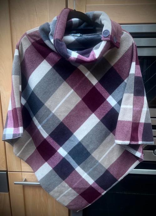 Dames poncho bordeaux, Kleding | Dames, Mutsen, Sjaals en Handschoenen, Zo goed als nieuw, Sjaal, Maat 38/40 (M), Ophalen of Verzenden