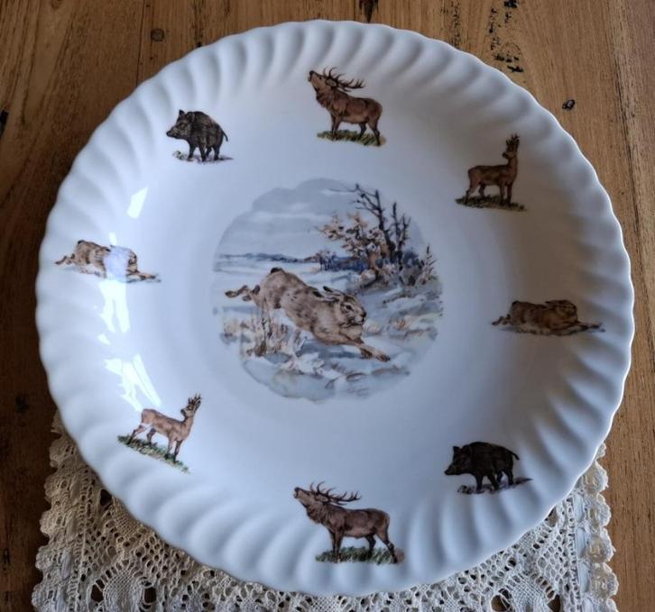 Grote schaal met konijn, wild, everzwijn, hert, eland, Huis en Inrichting, Keuken | Servies, Gebruikt, Schaal of Schalen, Overige stijlen