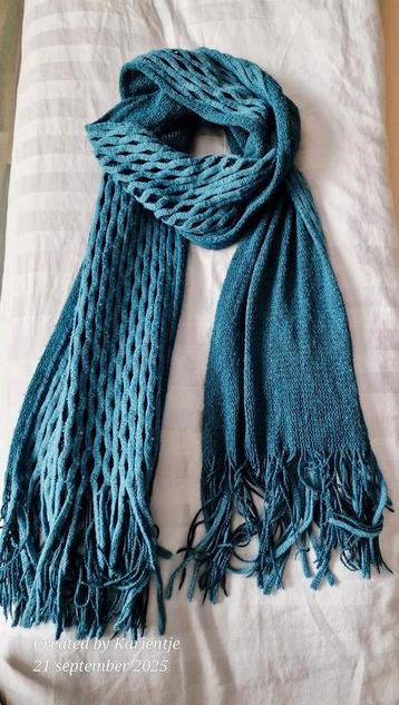 Wintersjaal met franjes.   Kleur: petrolblauw  beschikbaar voor biedingen