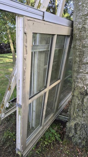 Vast raam met dubbele isolerende beglazing beschikbaar voor biedingen