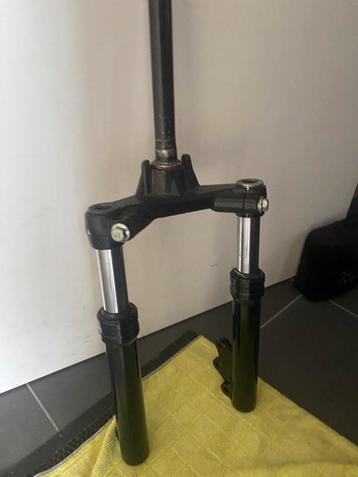 Voorvork booster oud model 30mm poten beschikbaar voor biedingen