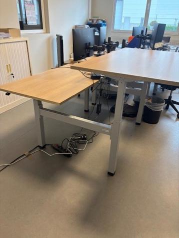 5 nieuwe bureaus (nooit gebruikt!) beschikbaar voor biedingen