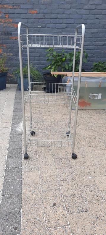 Draadrekje op wieltjes  beschikbaar voor biedingen