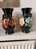 2 handbeschilderde vaasjes, Antiek en Kunst, Ophalen