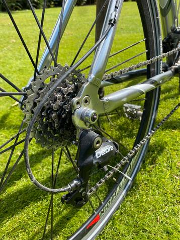 Trek, sportfiets, metaal zilver met ewart.Als nieuw beschikbaar voor biedingen