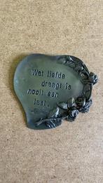 Spreuk in tin: 'wat liefde draagt is nooit een last', Ophalen of Verzenden, Gebruikt