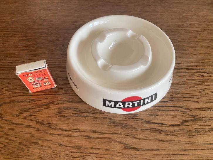 Martini jaren 60 witte stenen ronde grote café asbak mooi, Verzamelen, Rookartikelen, Aanstekers en Luciferdoosjes, Gebruikt, Asbak