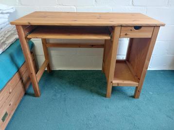 Houten bureau  beschikbaar voor biedingen