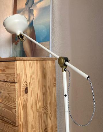Vintage Witte Staande Lamp beschikbaar voor biedingen
