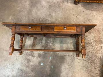 Antieke salontafel beschikbaar voor biedingen