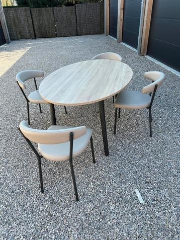 Keukentafel met 4 lederen stoelen beschikbaar voor biedingen