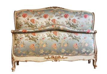 Bed in Louis XV-stijl in zijden lampen beschikbaar voor biedingen