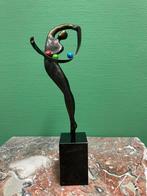 Abstract bronzen beeld gesigneerd, Antiek en Kunst, Ophalen, Brons