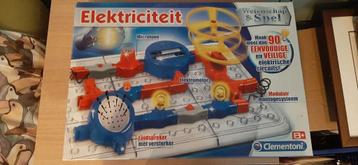 2 gezelschaps spellen ,1wetenschap spel beschikbaar voor biedingen