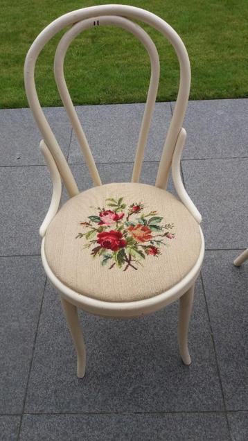 3 antieke stoelen met handwerk beschikbaar voor biedingen