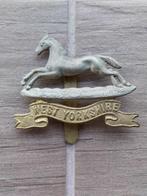 West Yorkshire regiment cap badge insigne wo2 Engels, Ophalen of Verzenden