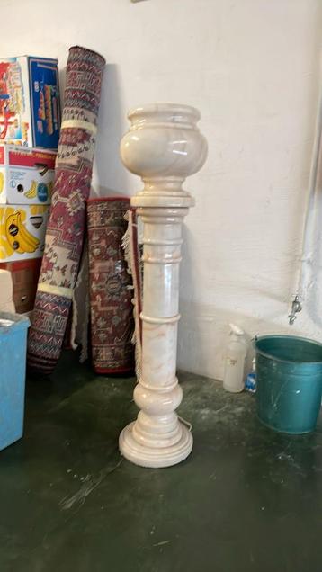 Marmeren pilaar met bijhorende marmeren bloempot   beschikbaar voor biedingen
