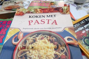 interessant pakket van 47 kooktijdschriften en kookboeken beschikbaar voor biedingen