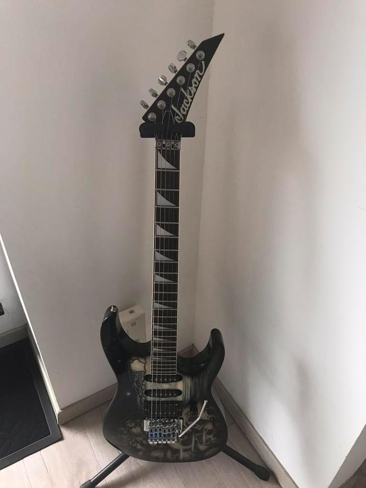 Jackson DK2 Dinky “Pile of Skulls” / DKNY White, Muziek en Instrumenten, Snaarinstrumenten | Gitaren | Elektrisch, Zo goed als nieuw