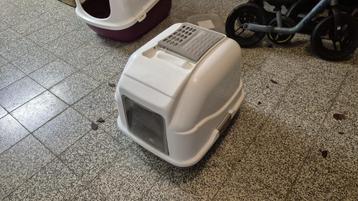 2 gratis plastic kattenbakken beschikbaar voor biedingen