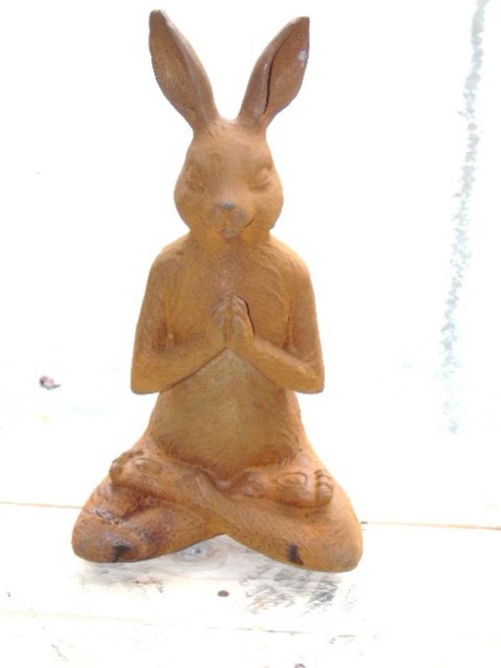 Mediterend konijn in roestig gepatineerd gietijzer..., Tuin en Terras, Tuinbeelden, Nieuw, Dierenbeeld, Metaal, Ophalen