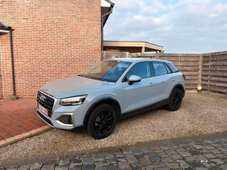 Audi Q2 grijs metaalkleur.    2023., Autos, Audi, Particulier, Q2, Peinture métallisée, Essence, Euro 6, Automatique, Gris, Tissu