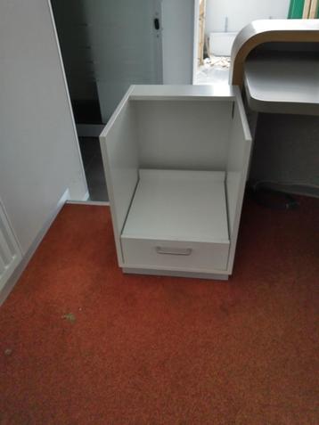 wit kastje met lade beschikbaar voor biedingen