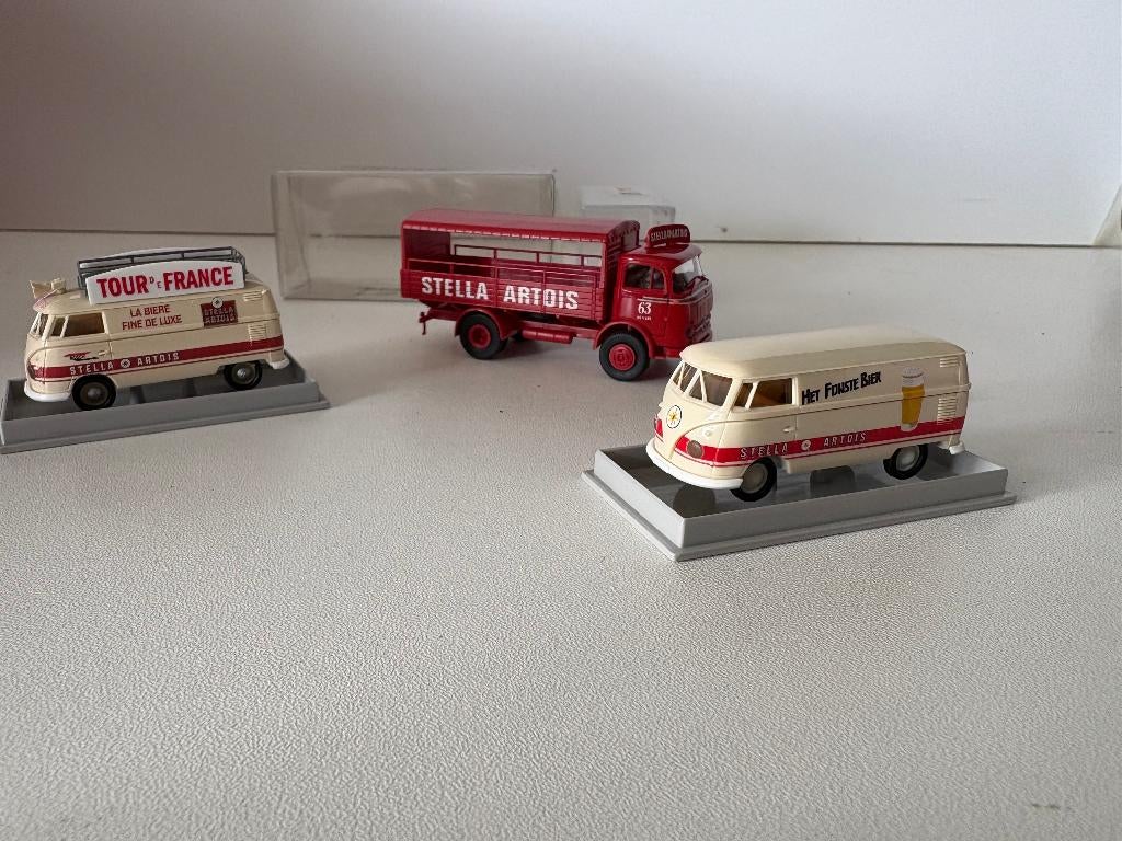 BREKINA - STELLA ARTOIS - 3 VOERTUIGEN - 1:87, Hobby en Vrije tijd, Verzenden, Zo goed als nieuw, Bus of Vrachtwagen, Brekina