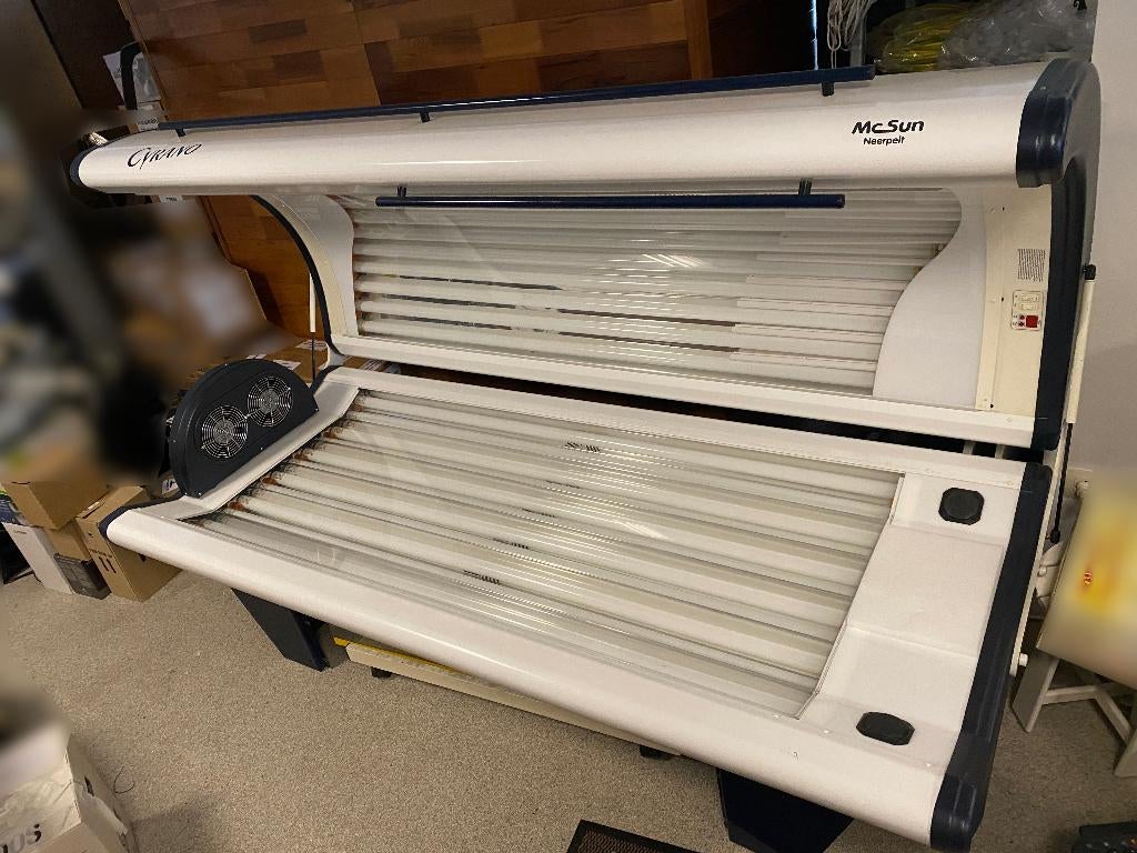 zonnebank 28 lampen 15 gelaatsbruiners bodycooler, Elektronische apparatuur, Zonnebanken en Gezichtsbruiners, Gebruikt, Zonnebank dubbelzijdig