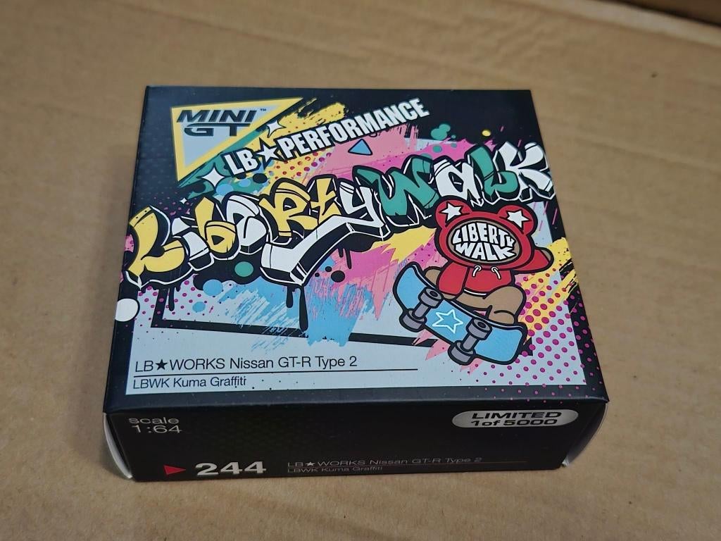 MiniGT #244 Kuma graffiti Nissan GT-R, Enlèvement ou Envoi, Comme neuf, Voiture