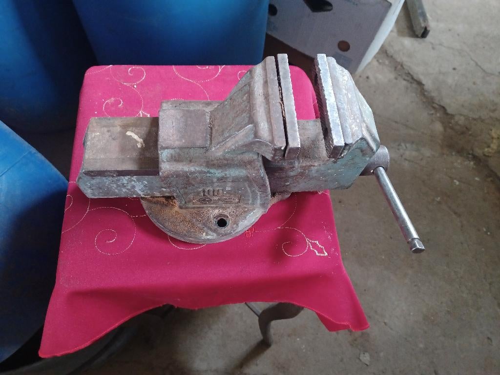 2026050 : étau, Bricolage & Construction, Outillage | Outillage à main, Enlèvement, Utilisé