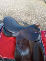 veelzijdig ,springgericht zadel kieffer ALS NIEUW showroommd, Animaux & Accessoires, Enlèvement ou Envoi, Comme neuf, Dressage