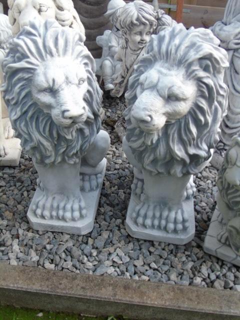 paire de lion assis en pierre patinée !, Jardin & Terrasse, Décoration murale de jardin, Neuf, Enlèvement