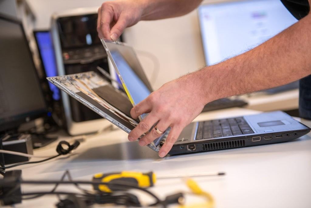 PC & Laptop Service Herstellingen, Herinstallaties & Upgrade, Computers en Software, Windows Laptops, Zo goed als nieuw, 15 inch