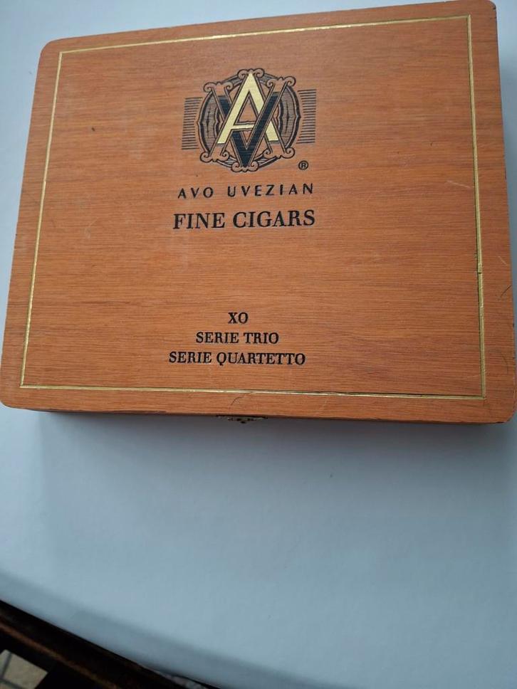 Fine Cigars Avo Uvezian dans une boîte à cigares assortie, Collections, Articles de fumeurs, Briquets & Boîtes d'allumettes, Autres types