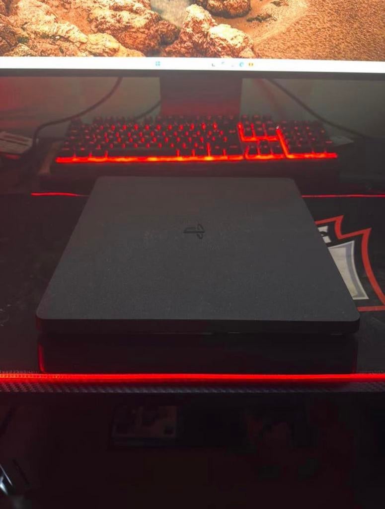 PS4 Slim, Games en Spelcomputers, Spelcomputers | Sony PlayStation 4, Zo goed als nieuw, Slim, Met 3 controllers of meer, Met games