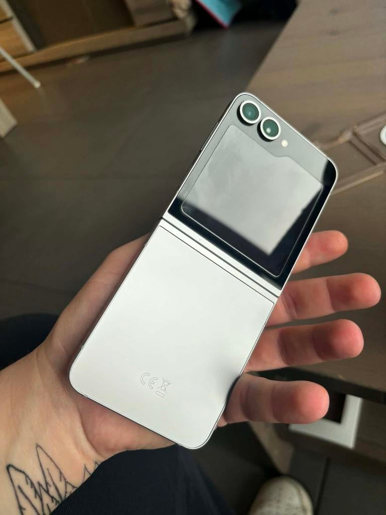Samsung z flip 6 als nieuw!, Télécoms, Téléphonie mobile | Apple iPhone, Neuf, 256 GB, Sans abonnement, Sans simlock, Gris, Enlèvement ou Envoi