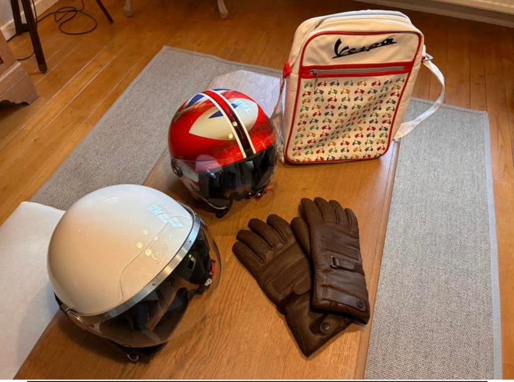 Een Vespa-helm, een helmhelm en een handschoen met tas, Fietsen en Brommers, Ophalen, Zo goed als nieuw