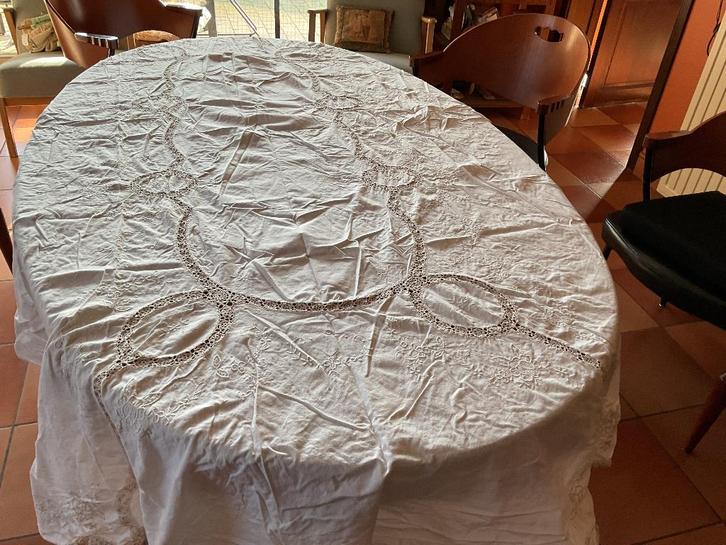 Prachtig ovalen groot tafelkleed, borduursels& kant, Maison & Meubles, Nappes, Enlèvement ou Envoi