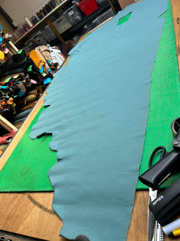 Mat Blauw halve huid 1,5 mm dikte soepel en glad A-154, Hobby en Vrije tijd, Ophalen of Verzenden, Zo goed als nieuw, Blauw