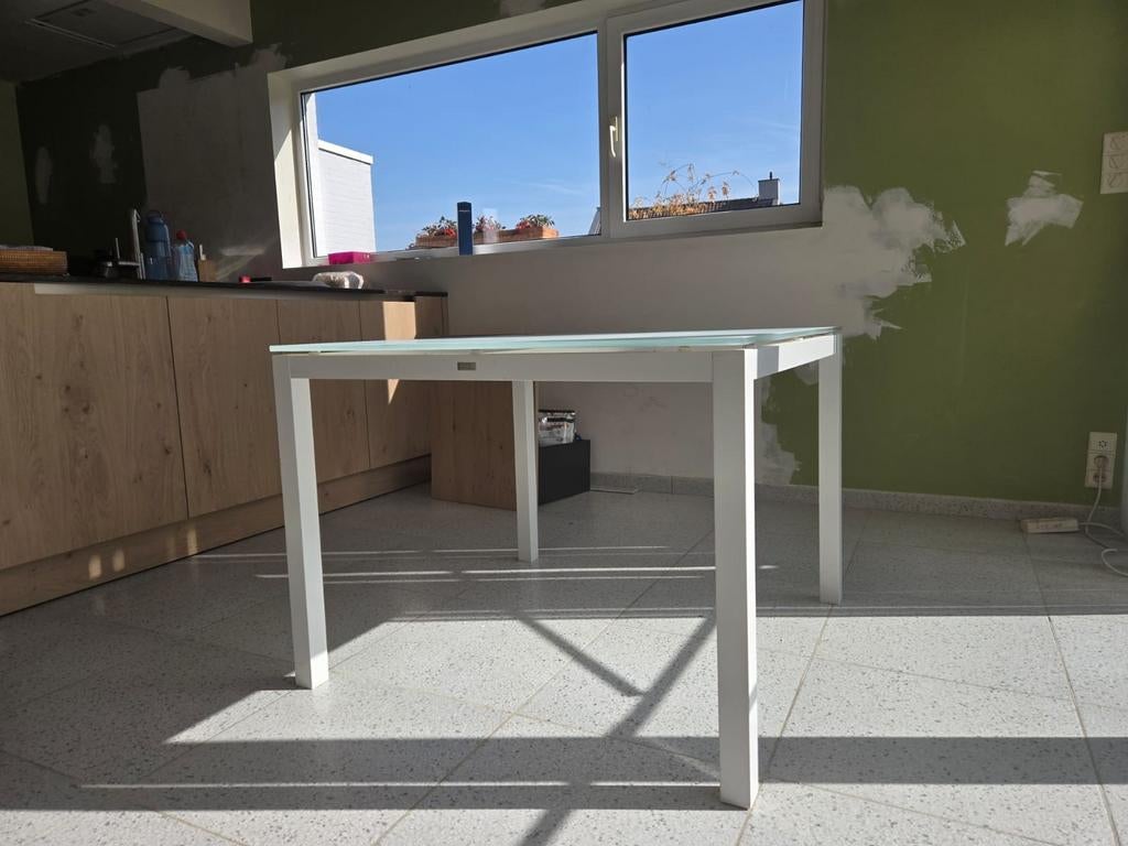 Table blanche de 1 m par 1 m, Maison & Meubles, Enlèvement