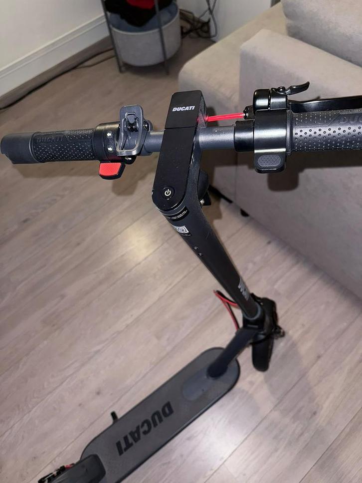 Ducati Pro Evo I à vendre — comme neuve, Vélos & Vélomoteurs, Trottinettes, Comme neuf, Enlèvement