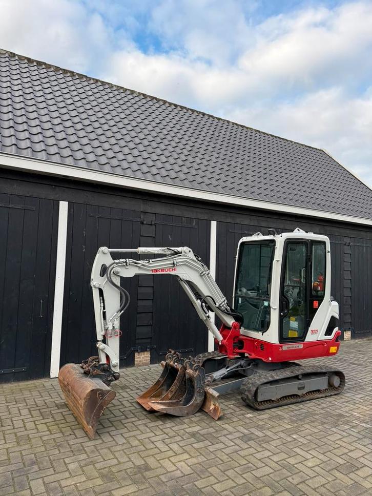 Takeuchi TB225 extra met 480 uur!!, Zakelijke goederen, Machines en Bouw | Kranen en Graafmachines, Graafmachine, Ophalen