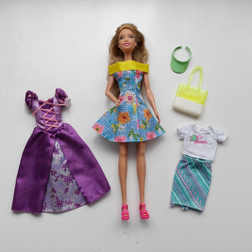 Barbie pop met kledij + accessoires, Kinderen en Baby's, Speelgoed | Poppen, Gebruikt, Barbie, Ophalen of Verzenden